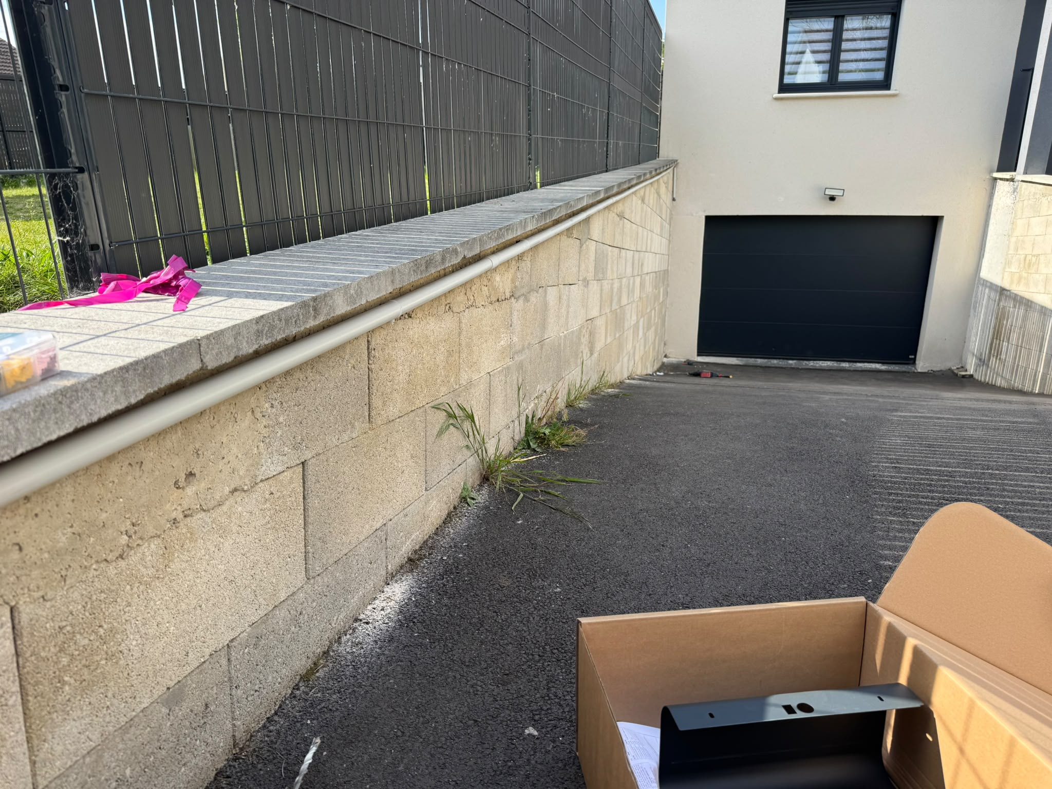 Passage de gaines pour portail motorisé devant un garage